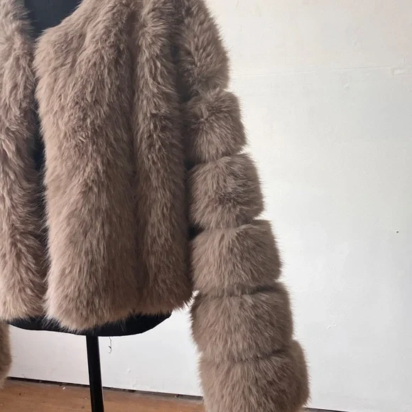 Women's Faux Fur Jacket - Beige/Tan - Picture 5 of 10